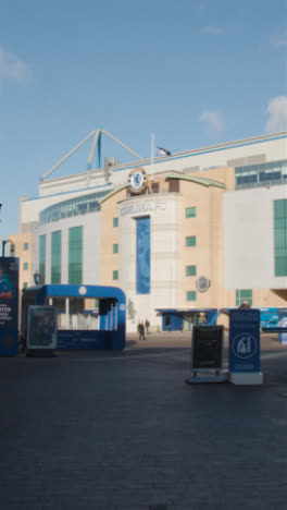 Vertikales-Video,-Das-Das-Äußere-Des-Stamford-Bridge-Stadions-Zeigt,-Heimstadion-Des-Chelsea-Football-Club-London-1